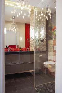 un baño con inodoro y espejo en Apartament Royal Centrum, en Krynica-Zdrój 22 fotos más