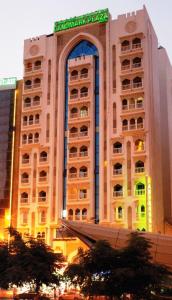 un gran edificio con un cartel encima en Landmark Plaza Hotel, en Dubái