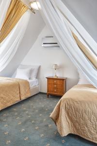Spa Hotel Villa Ritter tesisinde bir odada yatak veya yataklar