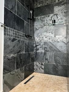 Phòng tắm tại Les villas du cap piscine chauffée avril à octobre