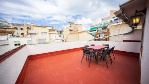 a table and chairs on the balcony of a building at Hostal La Premsa in Arenys de Mar