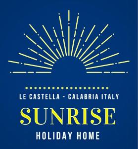 un panneau indiquant la maison de vacances d'été avec une chaise longue dans l'établissement Sunrise B&B Le castella, à Le Castella