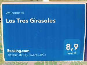 een bord dat zegt los trees noodgevallen met een klok bij Los Tres Girasoles in Cádiz