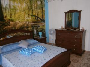 モーディカにあるRomantica Claraのベッドルーム1室(ドレッサー付きのベッド1台、絵画付)