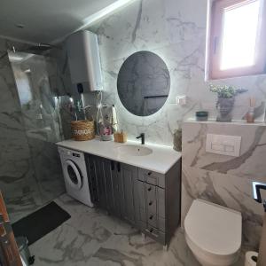 A bathroom at Avram