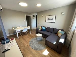 sala de estar con sofá y mesa en PineStreet Apartment, en Pieve a Nievole