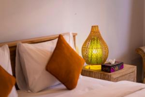 Postel nebo postele na pokoji v ubytování Dede Cottage Ubud
