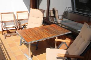 un grupo de sillas y una mesa en una habitación en fewo1846 - EastSide - komfortables Apartment im 2 OG mit Balkon und TG-Stellplatz en Flensburg