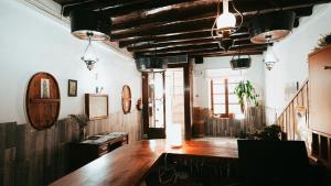 una grande camera con un tavolo in legno di Hostal La Premsa ad Arenys de Mar
