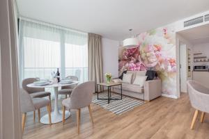 un soggiorno con tavolo e divano di Apartamenty Jantaris SeaView by Renters a Mielno