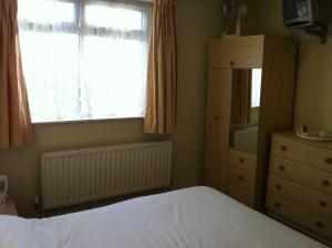 Ein Bett oder Betten in einem Zimmer der Unterkunft Hillingdon Lodge