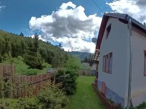 - une vue depuis l'extérieur d'une maison dans l'établissement Csillag kulcsoshaz, à Gheorgheni