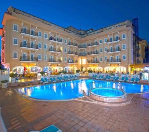 Bazén v ubytování Hotel Sinatra - All Inclusive nebo v jeho okolí