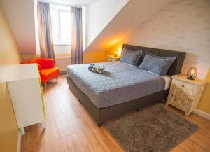 A bed or beds in a room at Royal Residence Haus des Meeres
