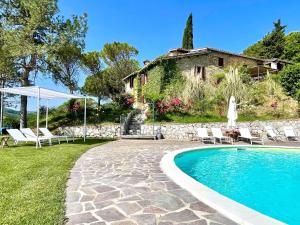 The swimming pool at or close to La Panoramica Gubbio - Maison de Charme - Casette e appartamenti self catering per vacanze meravigliose!