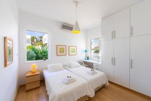 Ένα ή περισσότερα κρεβάτια σε δωμάτιο στο Protaras Beachfront Villa Alia