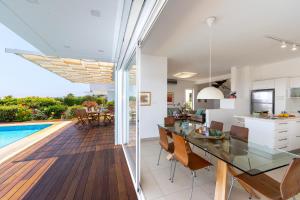 Πισίνα στο ή κοντά στο Protaras Beachfront Villa Alia