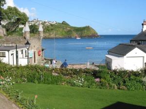 a view of a body of water with houses and the ocean at Newly Refurbished 2nd Floor Apartment Lil Nauti in Fowey