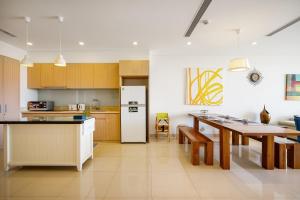 מטבח או מטבחון ב-Vesta Art Suite 2 Bedrooms - The Ocean Villas Da Nang