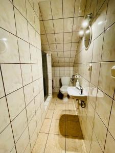 łazienka z toaletą i umywalką w obiekcie Chata pod Jaworem w Wiśle