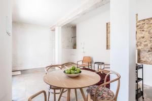 a dining room with a wooden table and chairs at La Casa Baja in Sagunto