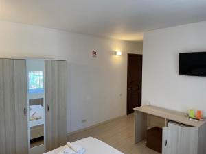 a room with a bed and a tv on a wall at VILA REGAL Mamaia in Mamaia
