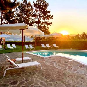 The swimming pool at or close to La Panoramica Gubbio - Maison de Charme - Casette e appartamenti self catering per vacanze meravigliose!