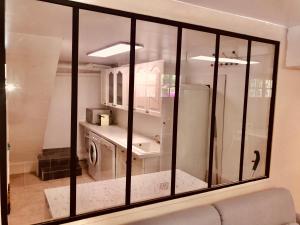 Fotografia z galérie ubytovania Appartement 120m2 dans maison avec piscine v destinácii Boissy-lʼAillerie
