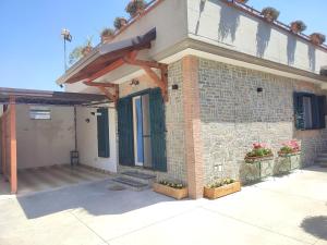 a brick building with two potted plants on a patio at Midway House AMALFI COAST - POMPEI - SORRENTO COAST- NAPOLI in Sant'Egidio del Monte Albino
