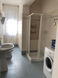 y baño con ducha y lavadora. en Centrale in Tropea, en Tropea