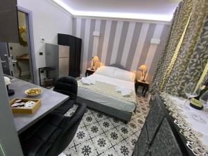 una camera d'albergo con letto, tavolo e sedie di The world paradise a Tropea