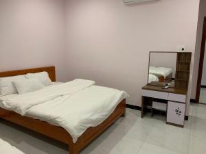 Ένα ή περισσότερα κρεβάτια σε δωμάτιο στο Khách Sạn Anh Đào
