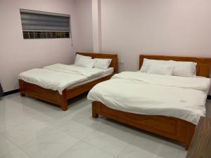 Giường trong phòng chung tại Khách Sạn Anh Đào