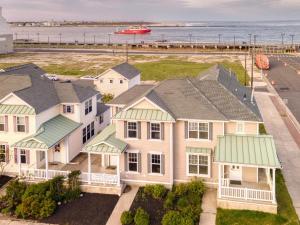 una vista aérea de una casa y del océano en Perfect 5 Star Beach Block with Courtyard, en Atlantic City