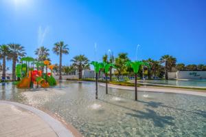 un parc aquatique avec un toboggan et des toboggans dans l'établissement Holiday Family Village, à Porto SantʼElpidio