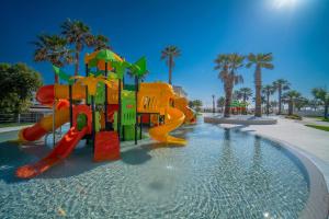 una piscina de agua con parque infantil en Holiday Family Village en Porto SantʼElpidio