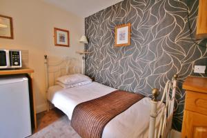 Postel nebo postele na pokoji v ubytování Central Hotel Cheltenham by Roomsbooked