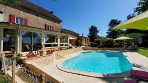 - une piscine dans l'arrière-cour d'une maison dans l'établissement Domaine de la Dame Blanche, à Siorac-en-Périgord