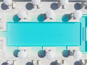 an overhead view of a swimming pool with umbrellas at Capo Falcone Charming Apartments in Stintino