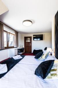 Posteľ alebo postele v izbe v ubytovaní Dworek pod Giewontem - Jacuzzi & Sauna