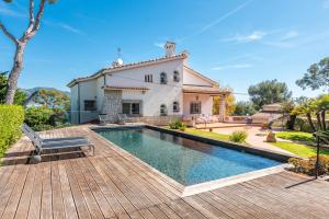 um quintal com uma piscina e uma casa em La Villa Roquebrune em Roquebrune-Cap-Martin