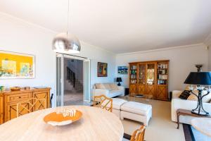 uma sala de estar com uma mesa e um sofá em La Villa Roquebrune em Roquebrune-Cap-Martin