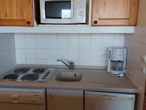 Η κουζίνα ή μικρή κουζίνα στο Appartement 3 pièces avec piscine, animaux acceptés, proche télécabine - FR-1-411-49