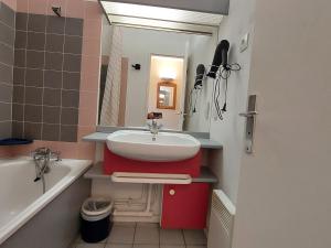 Ένα μπάνιο στο Appartement 3 pièces avec piscine, animaux acceptés, proche télécabine - FR-1-411-49 +14 φωτογραφίες