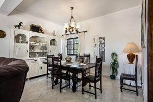 a dining room with a table and chairs at Villa Sao Miguel - Armacao de Pera in Armação de Pêra