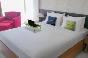 Gulta vai gultas numurā naktsmītnē Urbanview Hotel Crown Tasikmalaya by RedDoorz