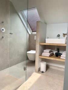 A bathroom at The Green House Lodge