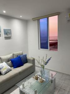 sala de estar con sofá y mesa de cristal en Amazing ocean view Apartment in El Laguito Cartagena, en Cartagena de Indias