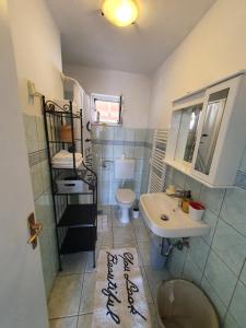 Et badeværelse på Apartmani INO