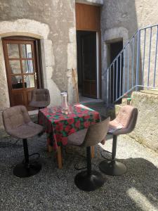 mesa con 2 sillas y mesa con mantel en MAISON MEDIEVALE, en Sarrancolin